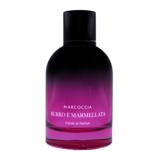 Flacone rosa e nero di Burro e Marmellata Extrait de Parfum di Marcoccia su sfondo bianco.