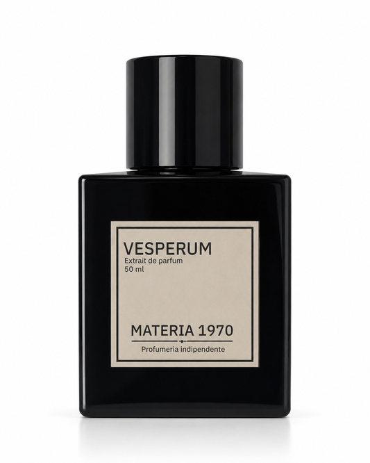 Flacone nero di VESPERUM Extrait de parfum 50 ml circondato dalle note olfattive di bergamotto, pompelmo, zafferano, pepe rosa, gelsomino, orchidea nera, cacao, ambroxan, rosa, legno di sandalo, vetiver e incenso.