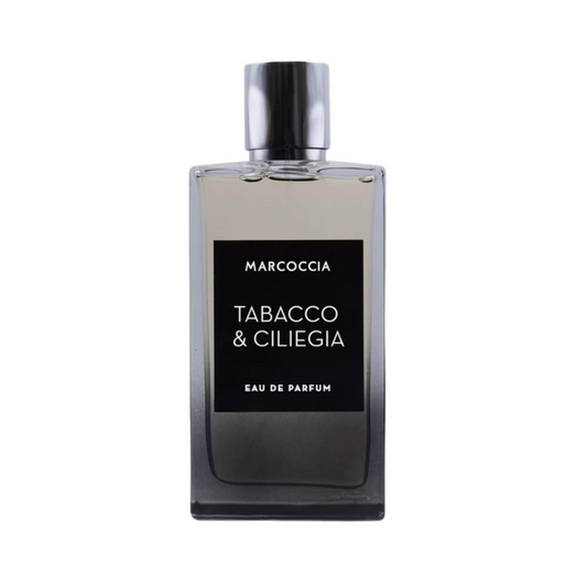 Flacone trasparente di Tabacco & Ciliegia Eau de Parfum Marcoccia su sfondo bianco.